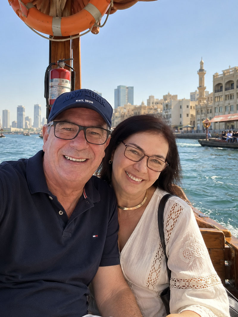 Casal maduro com o Burj Khalifa ao fundo