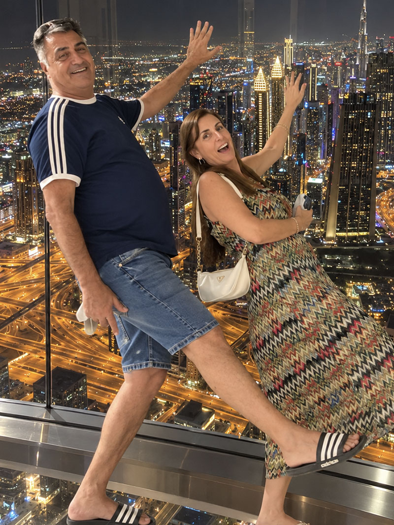 Casal maduro admirando a vista do Burj Khalifa