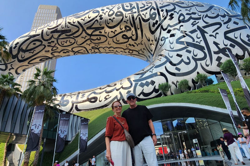 Viajantes compartilhando a viagem a Dubai com a família
